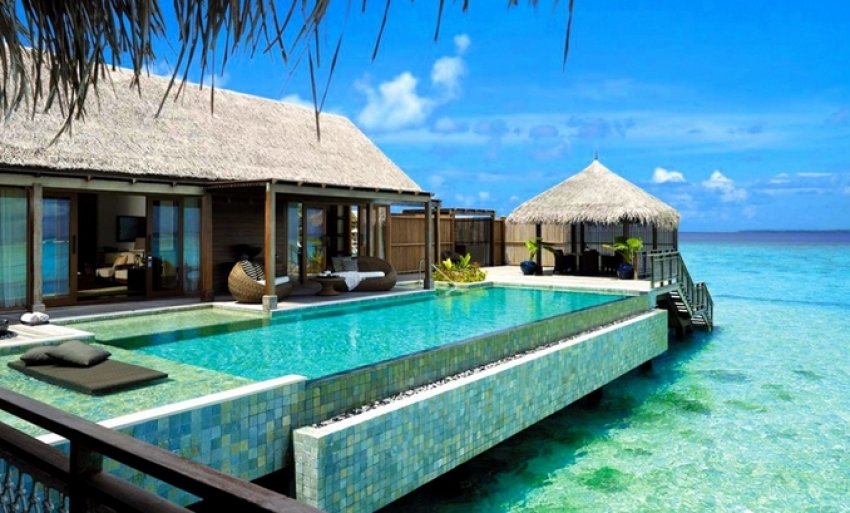 Enjoy living in a spacious mansion as you gaze at the peaceful scenery in the Maldives.